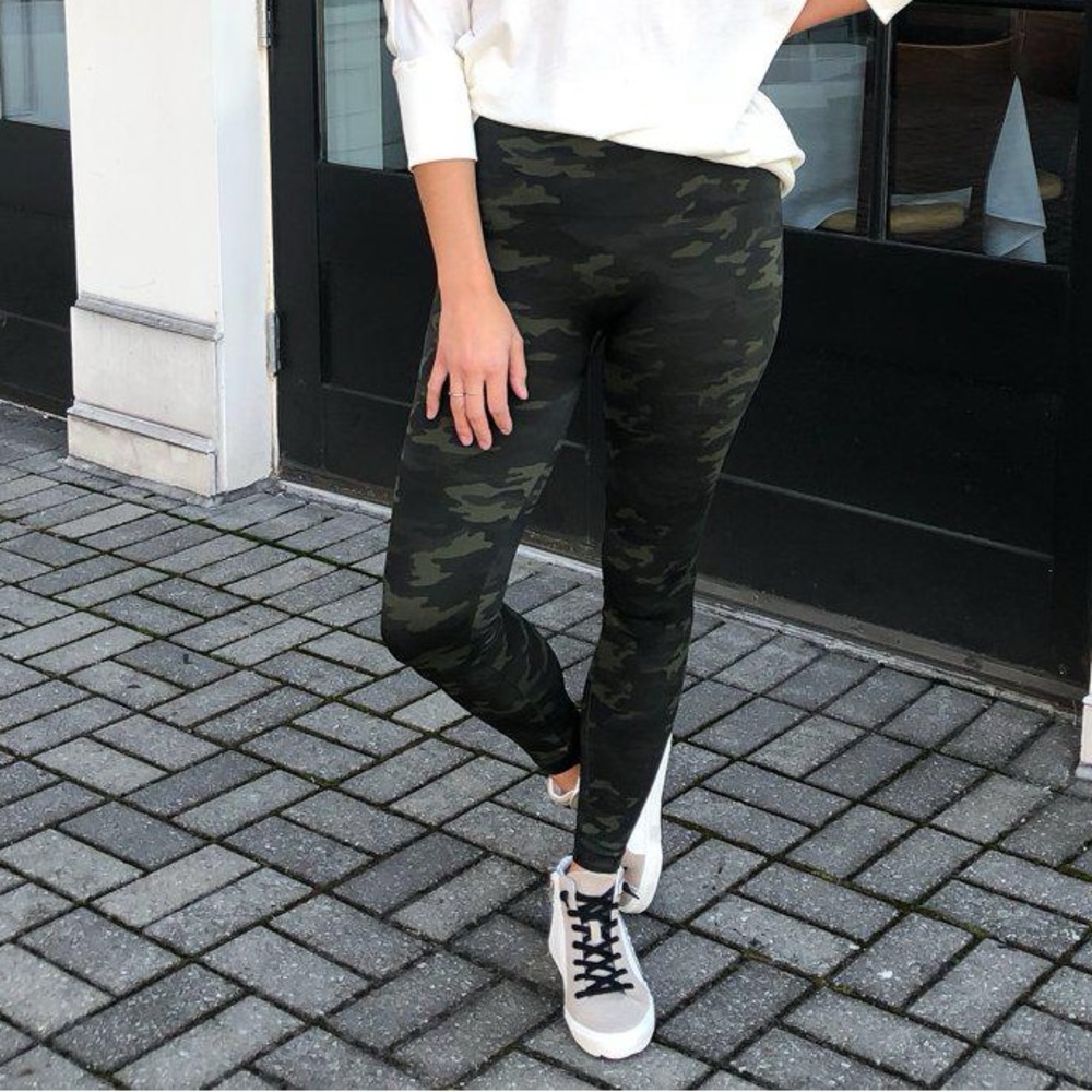 New SPANX Look At Me Now Seamless Legging in Green Camo - Picture 7 of 12